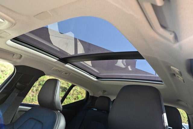 2025 Volvo XC40 Core Bright Theme