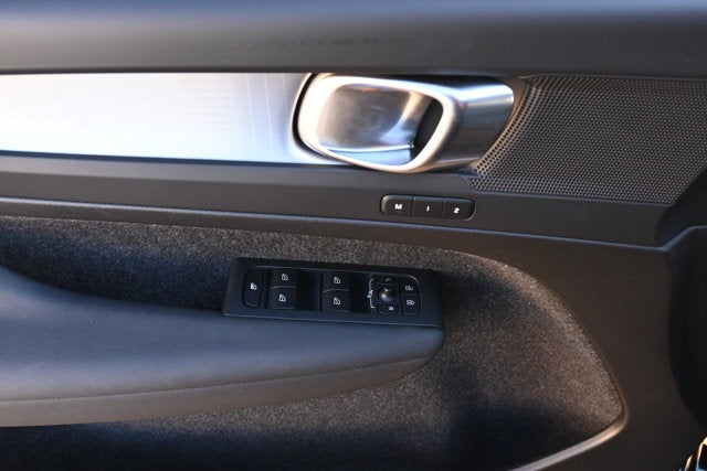 2025 Volvo XC40 Core Bright Theme