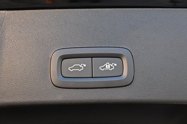 2025 Volvo XC40 Core Bright Theme